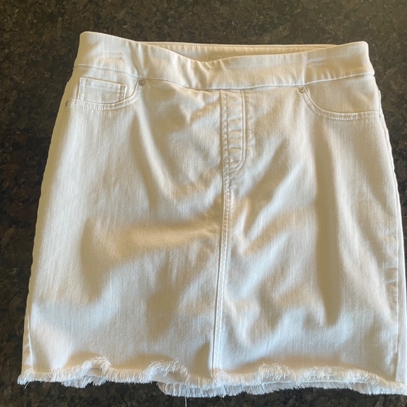 Chico's No Stain Pull-on Fray Hem Skort - Picture 3 of 6